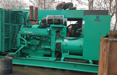 高坪发电机组如何判断水冷式机油散热器内部是否需要清洗？